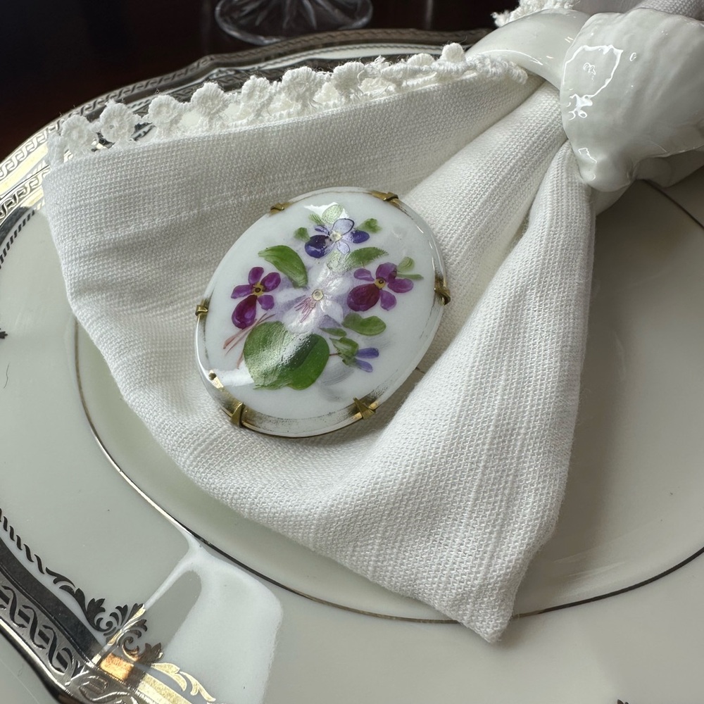 Antique Vintage Victorian hand-painted porcelain brooch featuring violet flowers - Picture 6 of 8